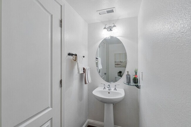 Building Photo - $4595 - Modern and Comfortable 4 Br/3 Ba home in the quiet Foothills of West Gilroy