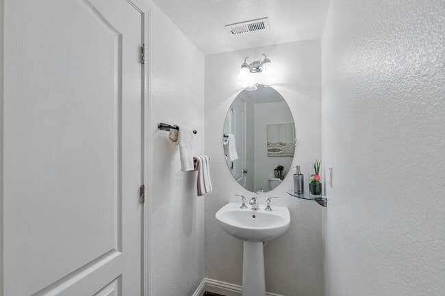 Building Photo - 8940 Acorn Way