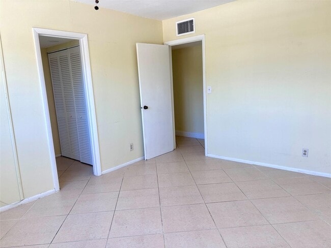 Building Photo - 1407 NE 56th St