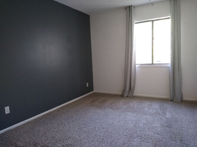 Building Photo - Awesome 2 Bedroom 2 Bath Condo w/ Garage P...