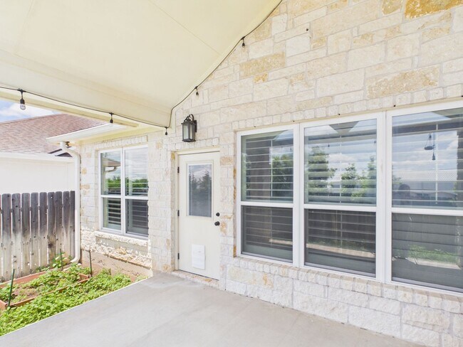 Building Photo - Modern Comfort: 3 Bed, 2 Bath with Garage & Large Pantry