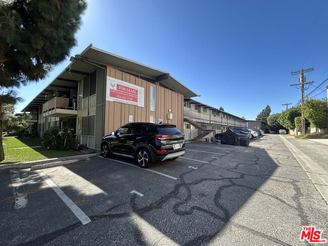 Building Photo - 11131 Rose Ave