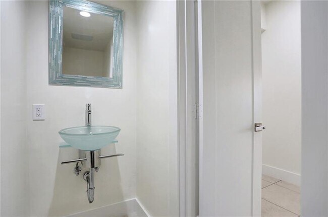 Building Photo - 4300 S Ocean Blvd