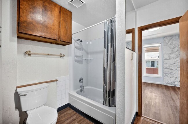 Building Photo - Charming& Updated Northeast Home!