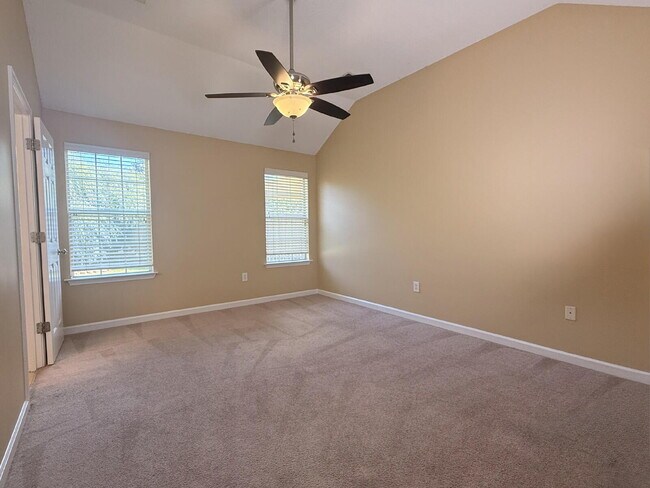 Building Photo - "Charming 3-Bedroom Lakeland Home with Cozy Fireplace & Gleaming Hardwood Floors!"