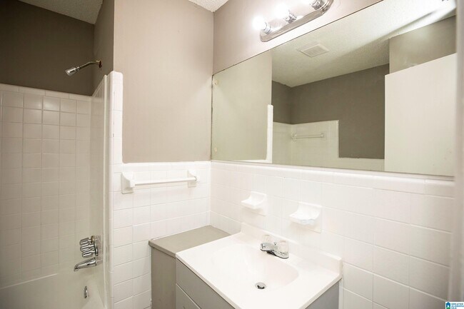Building Photo - 5140 Hickory Dr NE
