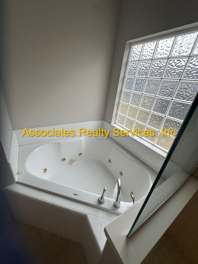 Building Photo - Spacious 4-Bedroom Home with Office in Portofino!  LOOK!