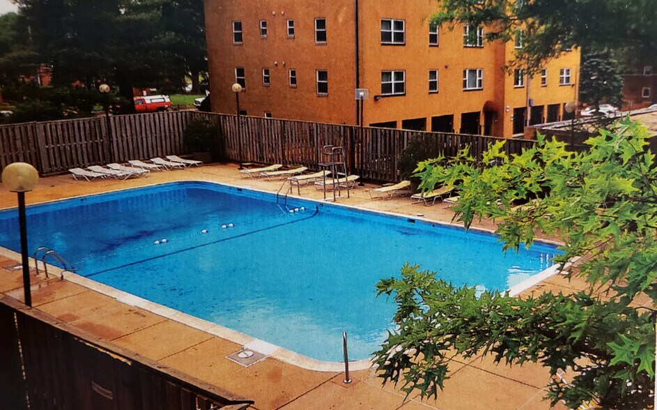 Hyde Park Pool - 4141 N Henderson Rd