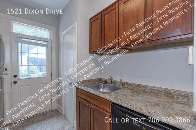 Building Photo - 1521 S Dixon Dr