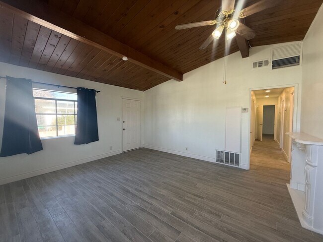 Building Photo - Palmdale 4 bedroom + 2 Bathroom