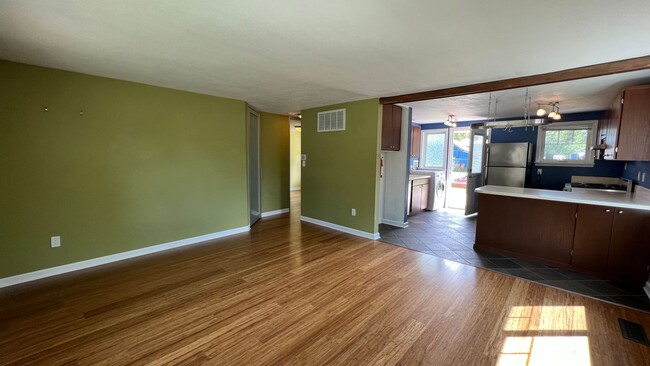 Building Photo - Super Cute 2 Bed, 1 bath, Ranch House in N...