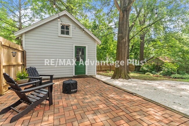 Building Photo - Spacious home located in The Avenues