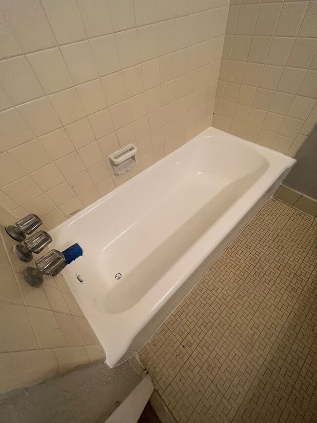 Building Photo - Spacious 3 bedroom 1 bathroom home with ni...
