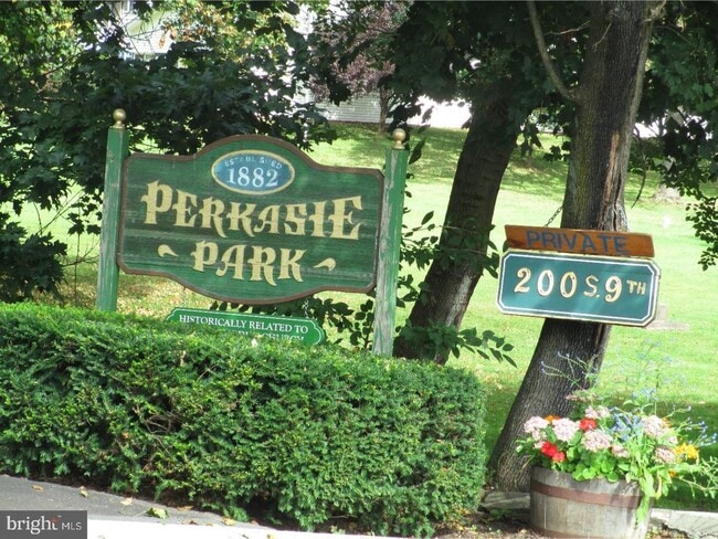 Building Photo - 429 S 9th St