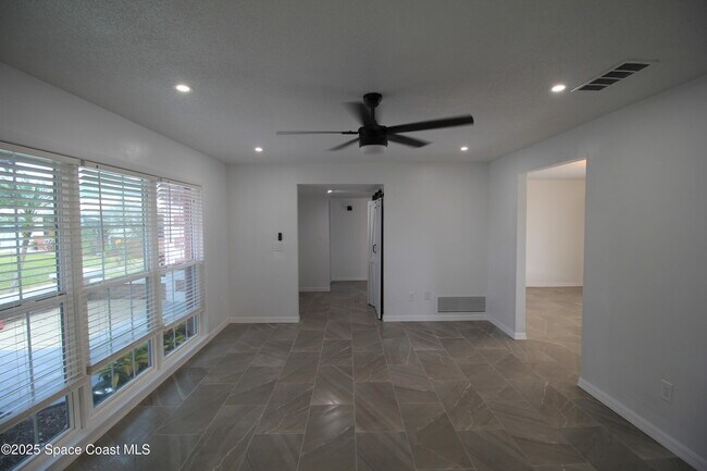 Building Photo - 3002 Edgewood Dr NE