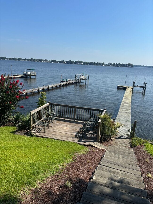Building Photo - Fabulous 3 bedroom 2 bath in waterfront community!