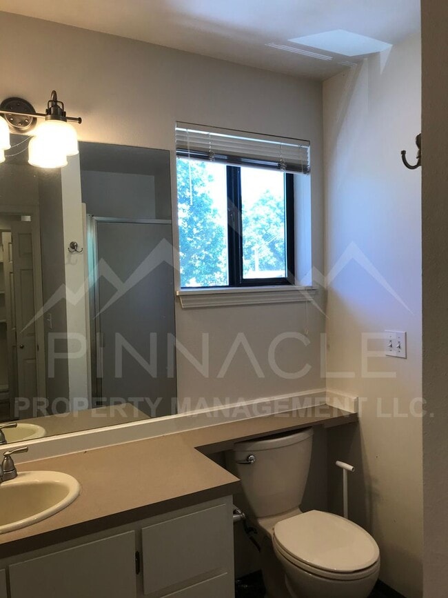 Building Photo - Beautiful One Bedroom Apartment Home