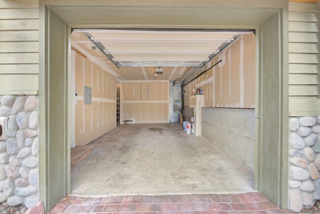 Building Photo - Rooftop Deck & Convenient Seattle Location