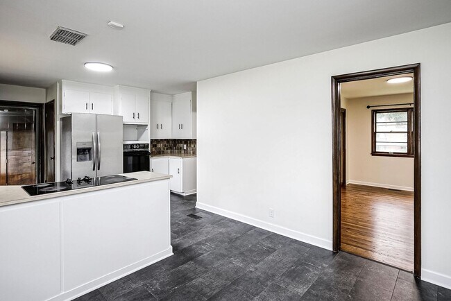 Building Photo - Beautiful 3-Bed, 2-Bath Home in West Omaha!