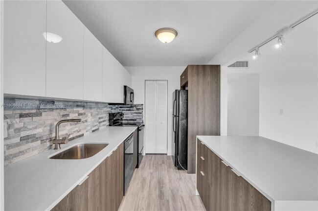 Building Photo - 4164 Inverrary Dr