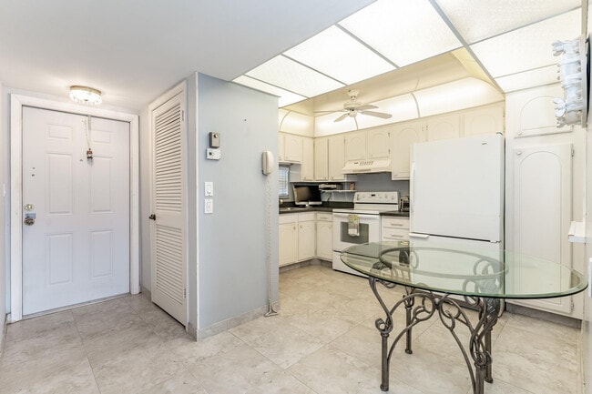 Building Photo - 9500 N Hollybrook Lake Dr