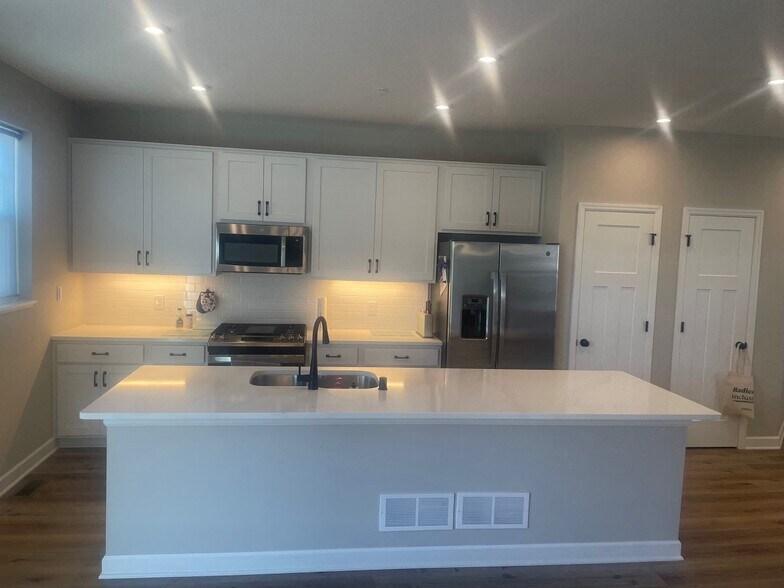 Building Photo - 873 Roselyn Dr