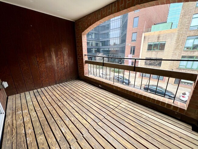 Building Photo - Luxurious 3-Bedroom Townhome in Logan Square with Parking Space Included! Available mid-August!