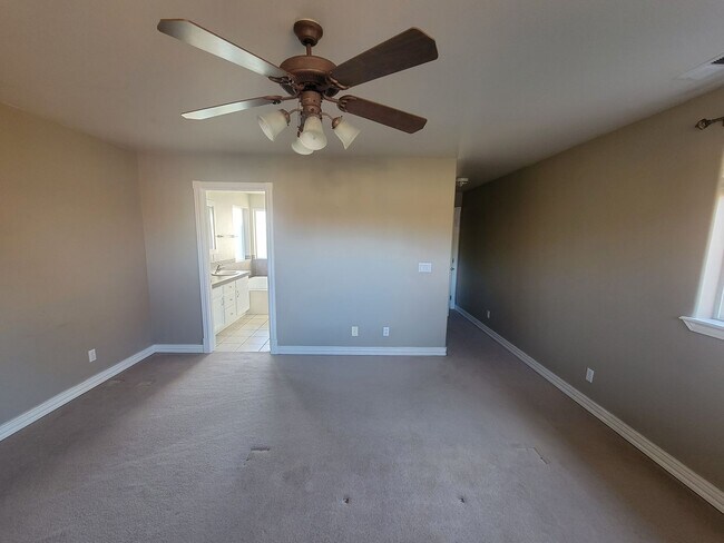 Building Photo - 3BR/2.5BA Home Near River – Stamped Patio,...