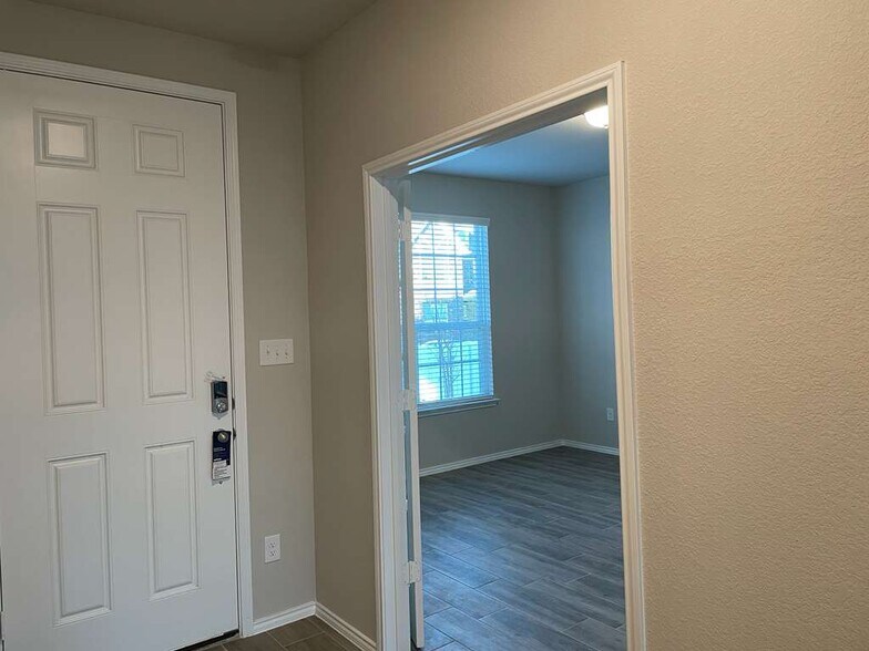 Building Photo - 10032 Adams Ln