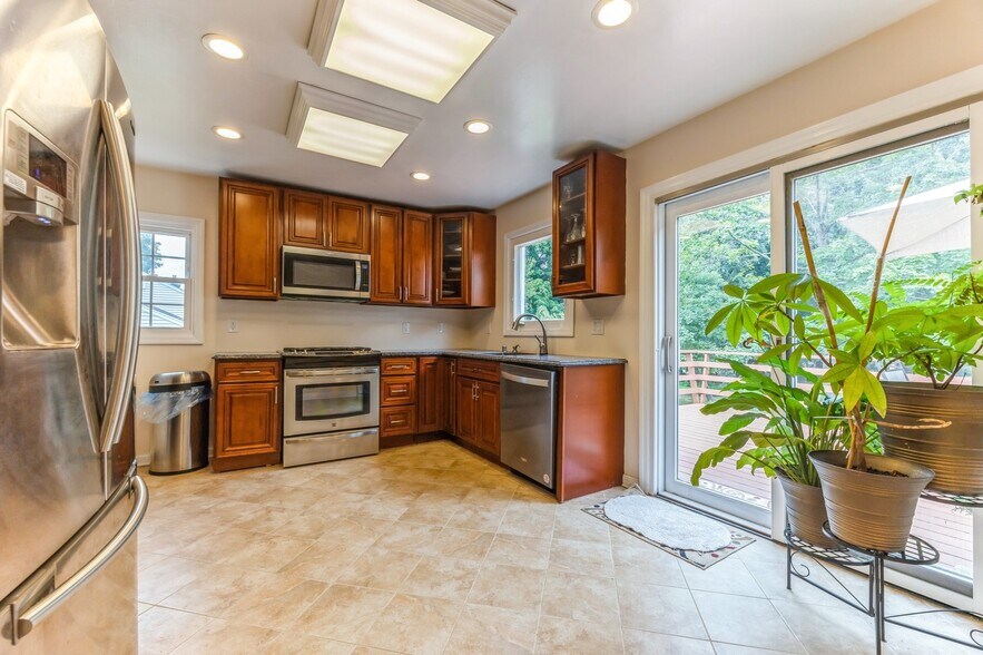 Building Photo - 558 Baylor Ave