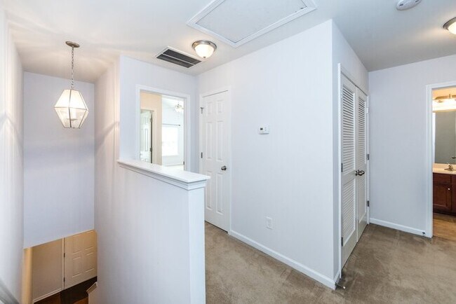 Building Photo - Beautiful 3BD/2.5BA Townhome in the Lions ...