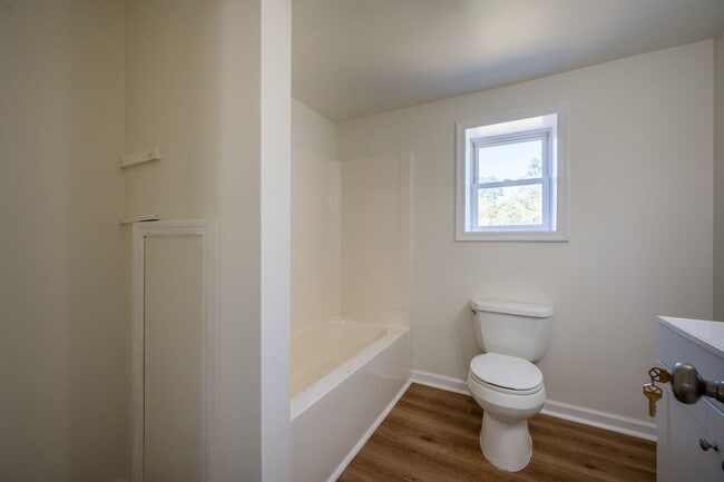 Building Photo - Updated 2 bedroom 1 bath in Fairlawn VA