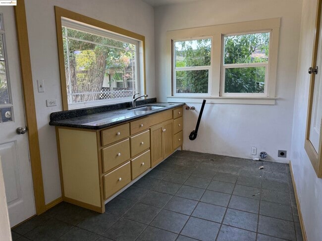Building Photo - 561 McLeod St