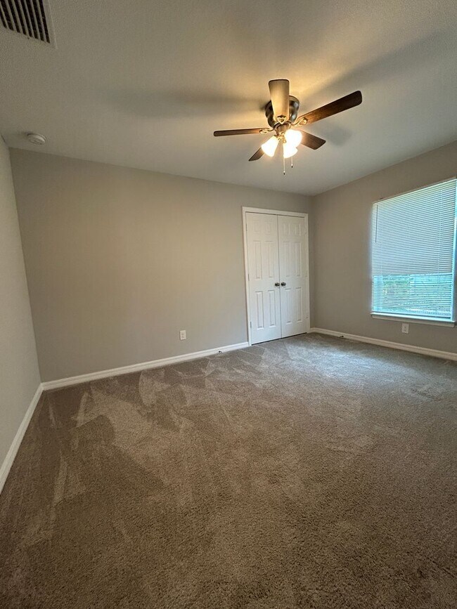 Building Photo - 4 Bedrooms 2 Baths Single-Family Fenced Ho...