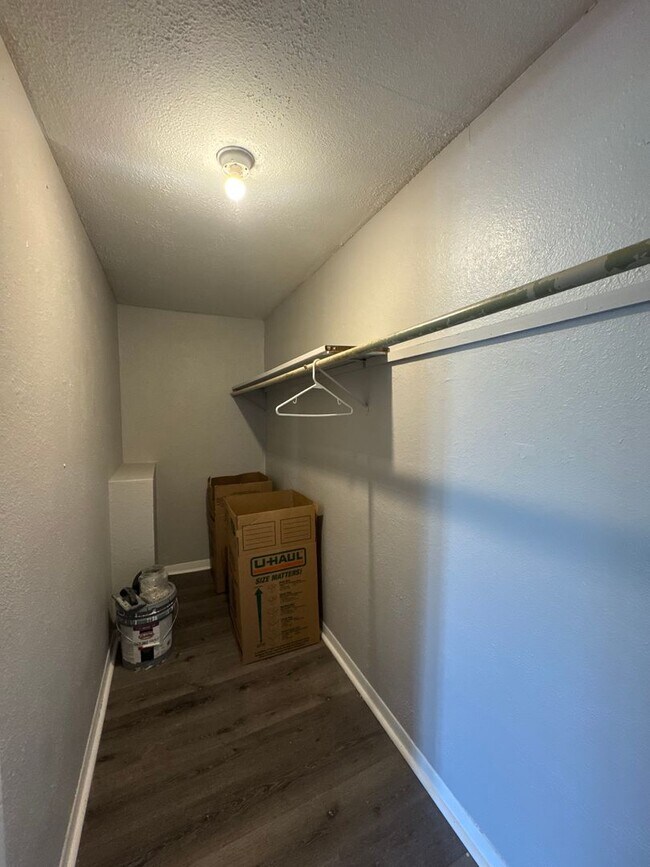 Building Photo - Charming Updated Duplex