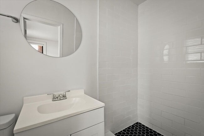 Building Photo - Beautiful Newly Renovated Studio in Ingleside Park!