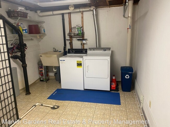 Building Photo - 4 br, 2 bath House - 646 Elliott St.