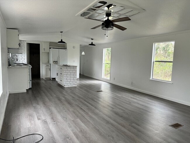 Building Photo - 3-bed/2-bath on 1 acre!