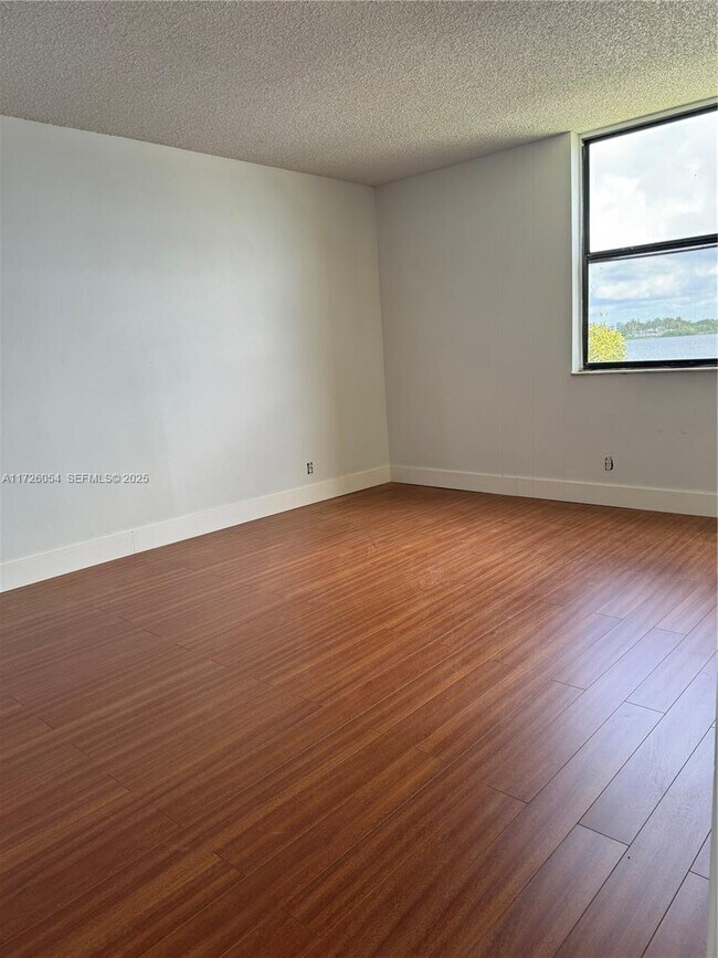 Building Photo - 117 Lake Emerald Dr