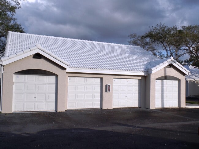 Building Photo - 2831 N Oakland Forest Dr