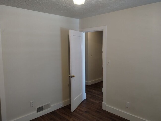 Building Photo - 2196 Broadmoor St S