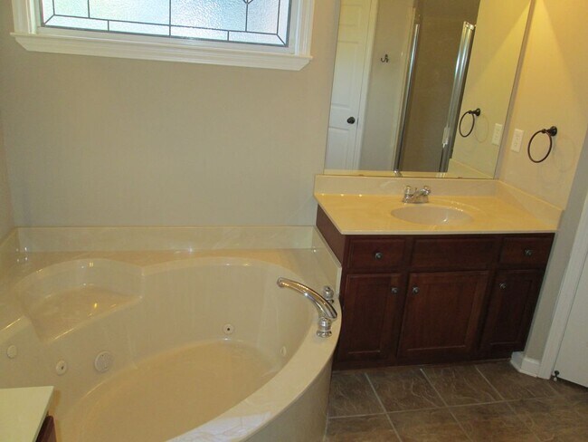 Building Photo - GREAT HOME IN GLEN LAKES