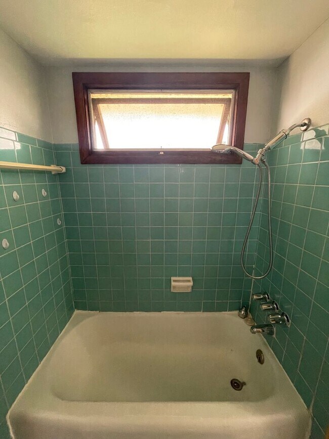 Building Photo - Large 3bed/1.5 bath unit!