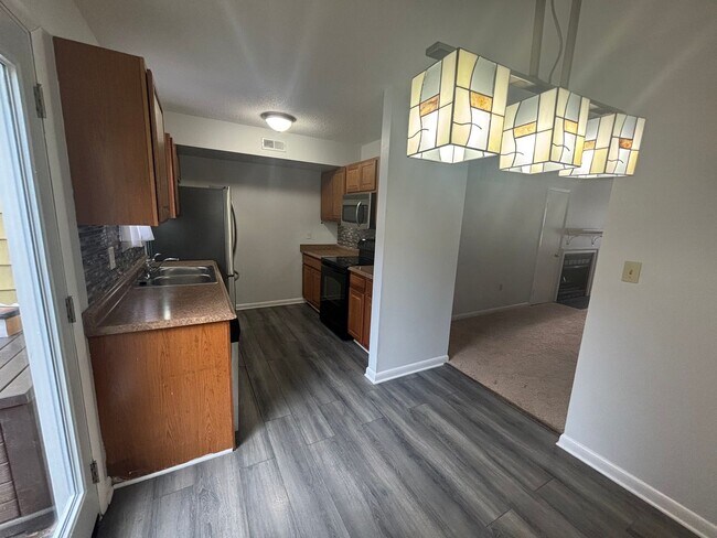 Building Photo - Charming 3 Bedroom 1.5 Bathroom Newport Ne...