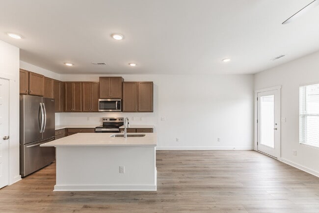 Building Photo - 7574 Discovery Pt Dr NW