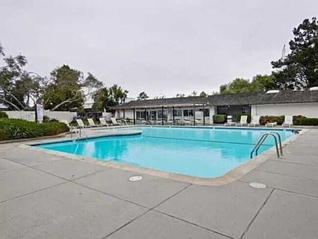 Building Photo - Spacious, open loft-style one bedroom with...