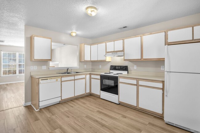 Building Photo - 2 Bed 2.5 Bath Townhome