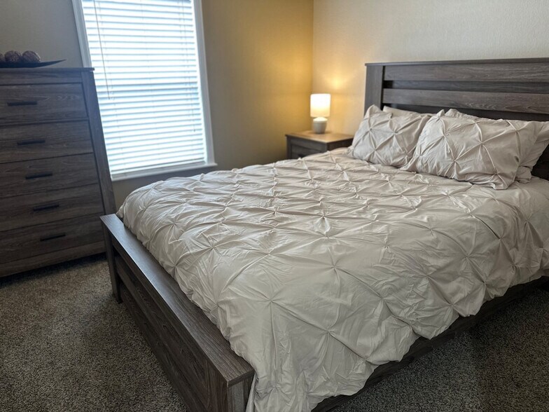 Building Photo - 12810 Roosevelt Ln