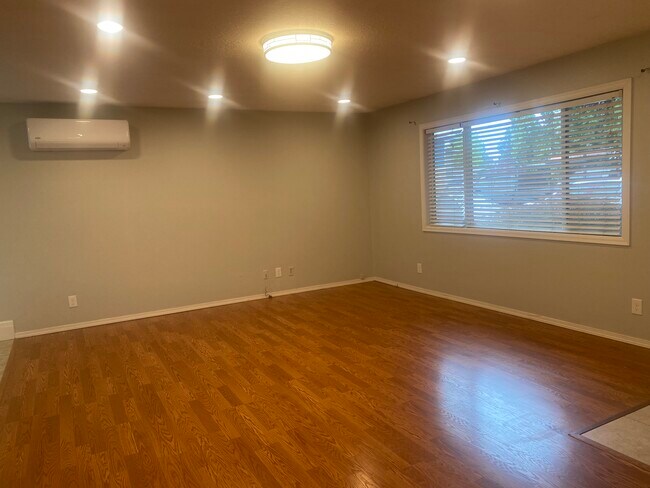 Building Photo - 749 NE 20th Pl