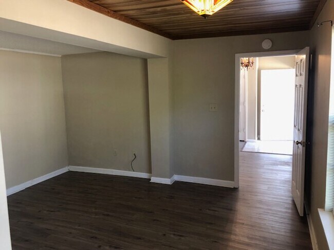 Building Photo - 623 N Gloster St
